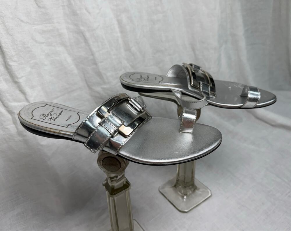 Roger Vivier Silver Metallic Leather Toe Ring Buckle Flat Sandal Slide 
36.5